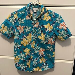 Kids Old Navy size 8 (medium) button down Hawaiian shirt